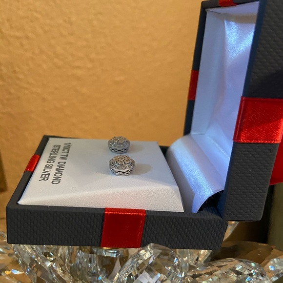 GENUINE DIAMOND STUD EARRINGS-GORGEOUS-IN GIFT BOX - Picture 7 of 8
